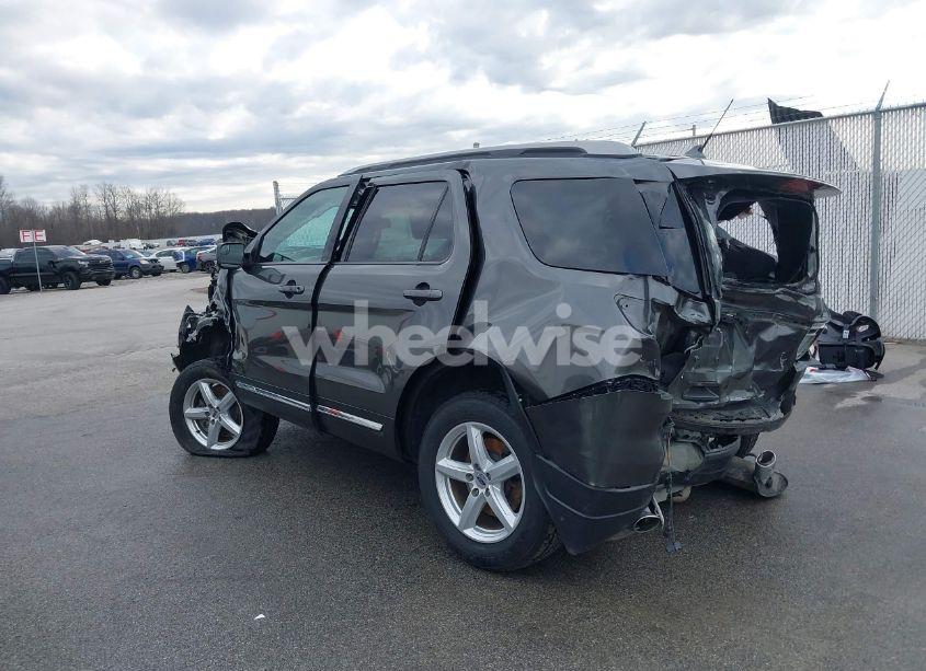 Photo 3 of 2018 Ford Explorer XLT (VIN 1FM5K7D87JGB15465)