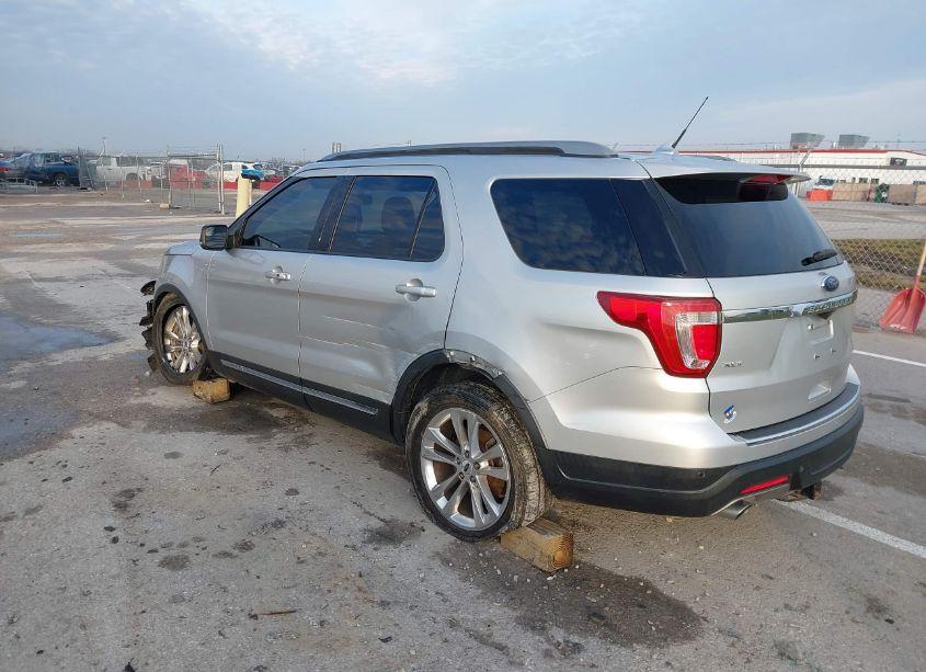 Photo 3 of 2018 Ford Explorer XLT (VIN 1FM5K7D87JGB65136)