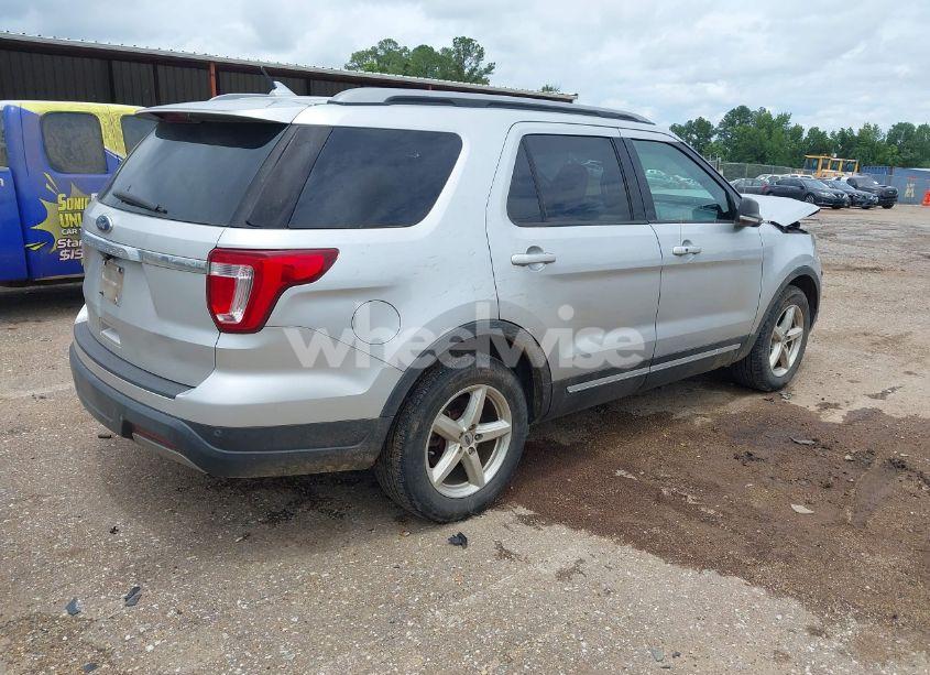 Photo 4 of 2019 Ford Explorer XLT (VIN 1FM5K7D87KGA82937)