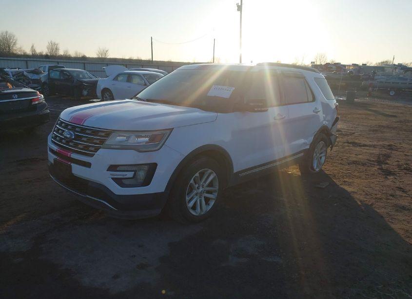 Photo 2 of 2016 Ford Explorer XLT (VIN 1FM5K7D88GGB58771)
