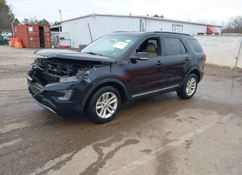 Photo 2 of 2017 Ford Explorer XLT (VIN 1FM5K7D88HGB43608)