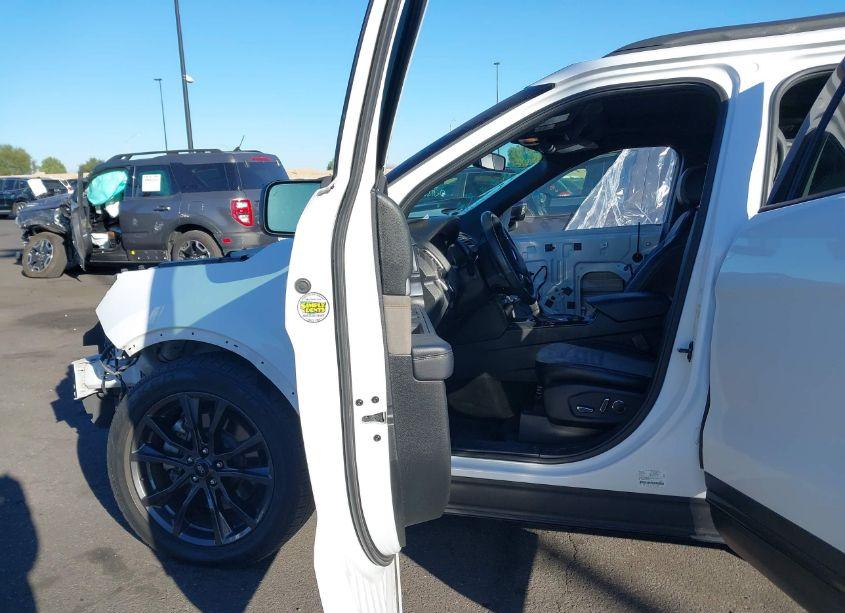 Photo 5 of 2017 Ford Explorer XLT (VIN 1FM5K7D88HGE38935)