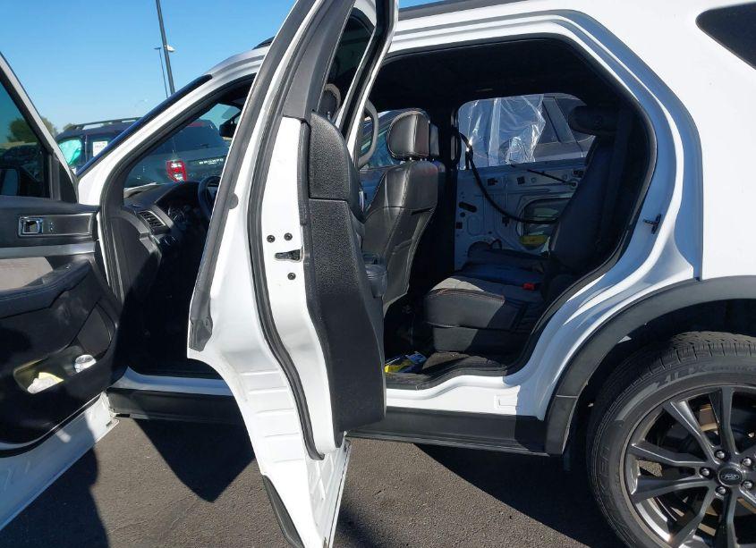 Photo 8 of 2017 Ford Explorer XLT (VIN 1FM5K7D88HGE38935)