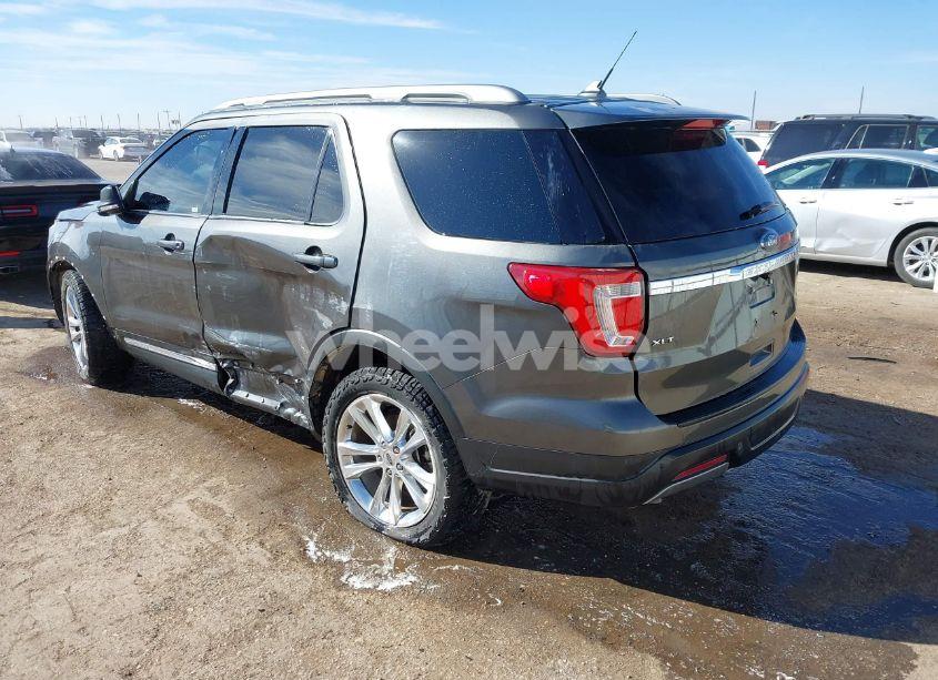Photo 3 of 2019 Ford Explorer XLT (VIN 1FM5K7D88KGA87807)