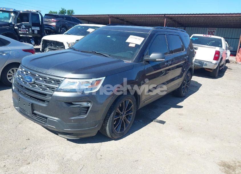 Photo 2 of 2019 Ford Explorer XLT (VIN 1FM5K7D88KGA88682)