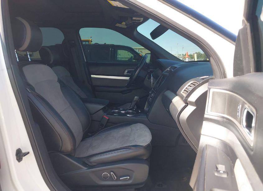 Photo 5 of 2017 Ford Explorer XLT (VIN 1FM5K7D89HGE10867)