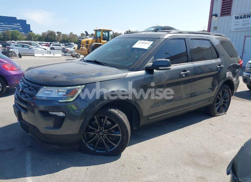 Photo 2 of 2018 Ford Explorer XLT (VIN 1FM5K7D89JGA68620)