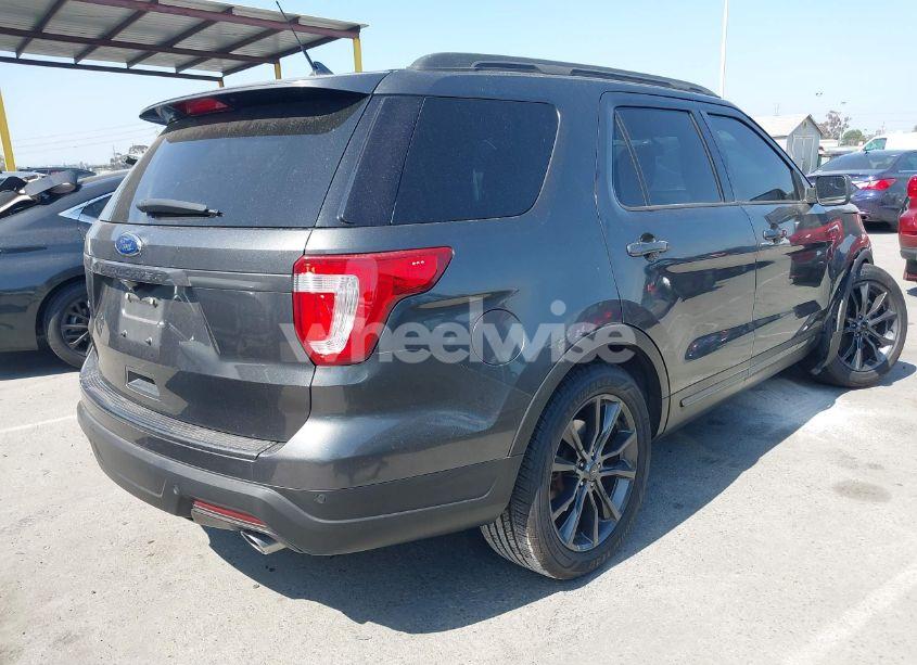 Photo 4 of 2018 Ford Explorer XLT (VIN 1FM5K7D89JGA68620)