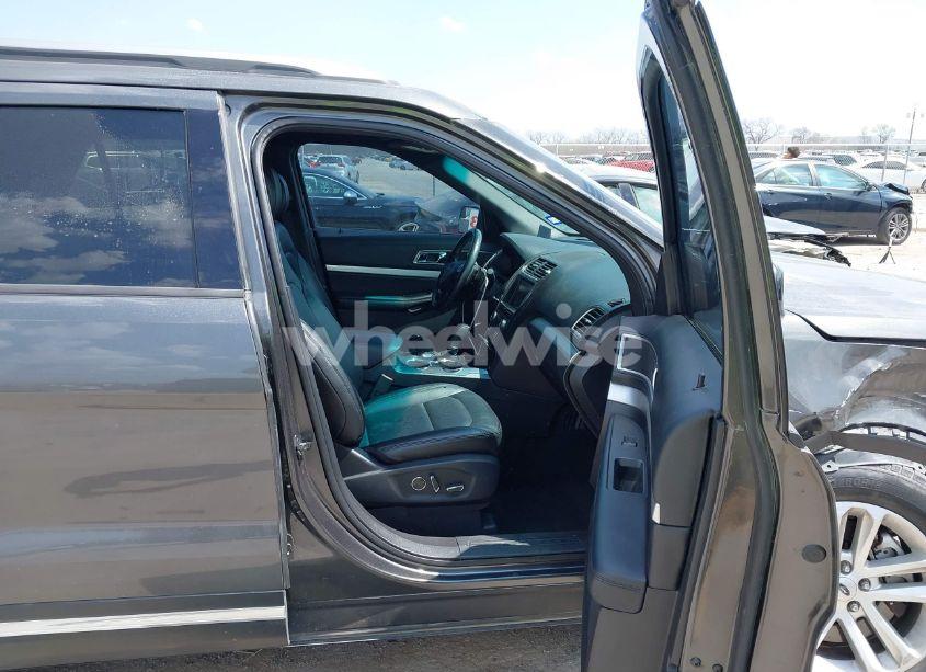 Photo 5 of 2016 Ford Explorer XLT (VIN 1FM5K7D8XGGC21983)