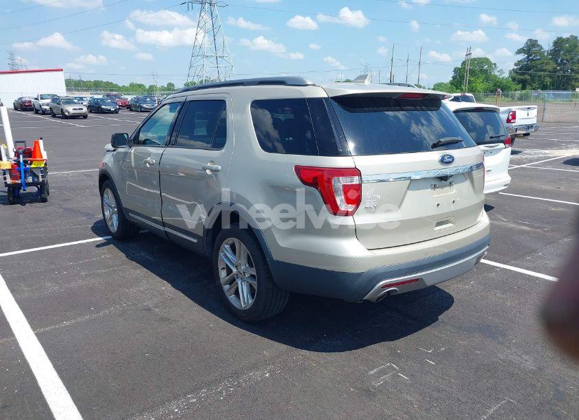 Photo 3 of 2017 Ford Explorer XLT (VIN 1FM5K7D8XHGA01583)