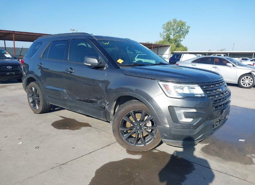 2017 Ford Explorer XLT (VIN 1FM5K7D8XHGC76211) main photo