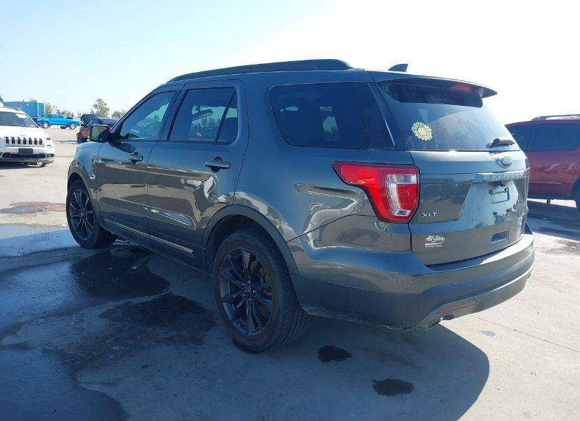 Photo 3 of 2017 Ford Explorer XLT (VIN 1FM5K7D8XHGC76211)