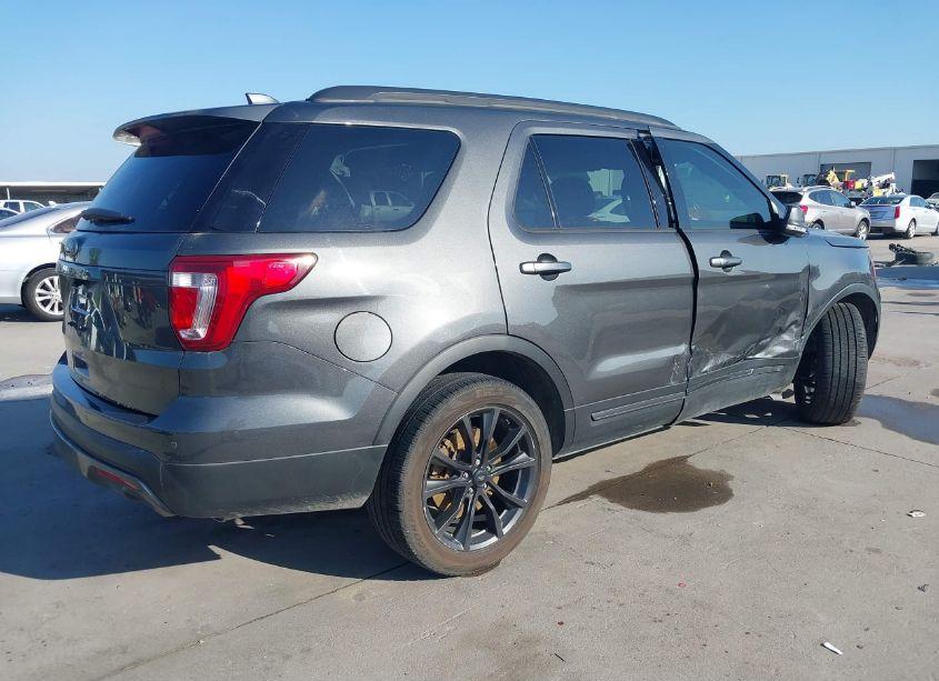 Photo 4 of 2017 Ford Explorer XLT (VIN 1FM5K7D8XHGC76211)