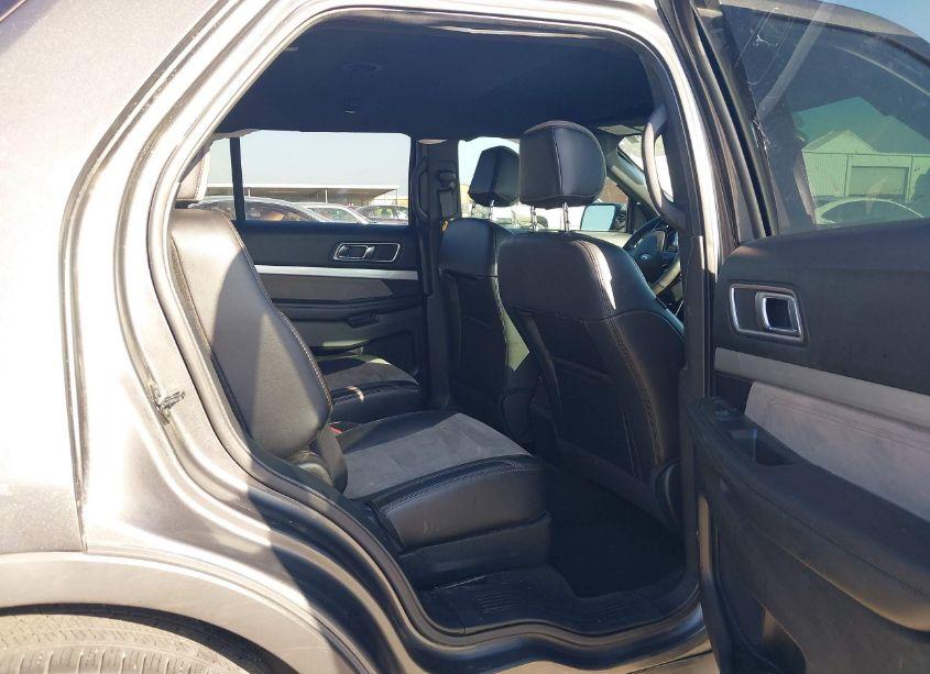 Photo 8 of 2017 Ford Explorer XLT (VIN 1FM5K7D8XHGC76211)