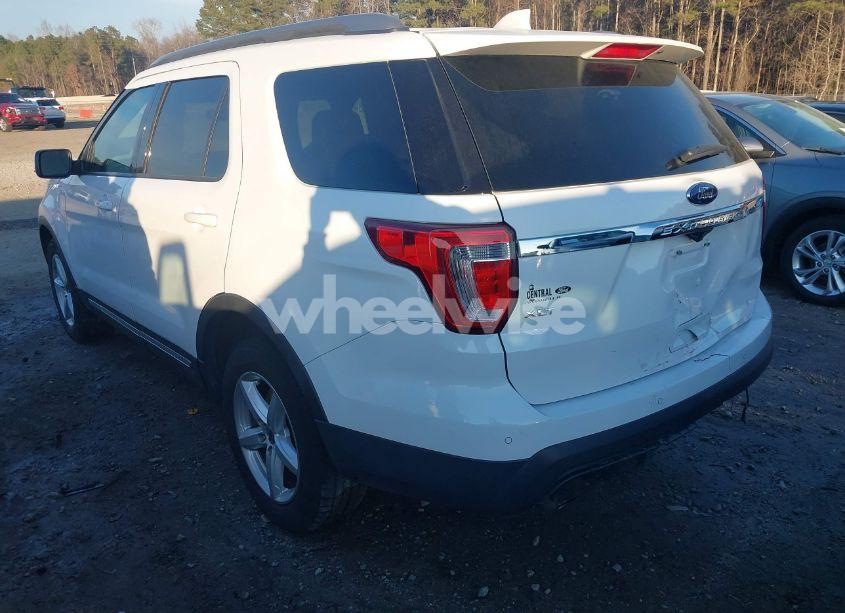 Photo 3 of 2017 Ford Explorer XLT (VIN 1FM5K7D8XHGE33610)