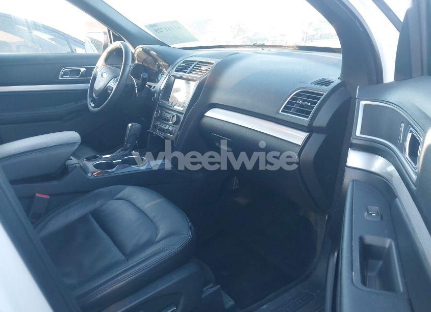 Photo 5 of 2017 Ford Explorer XLT (VIN 1FM5K7D8XHGE33610)