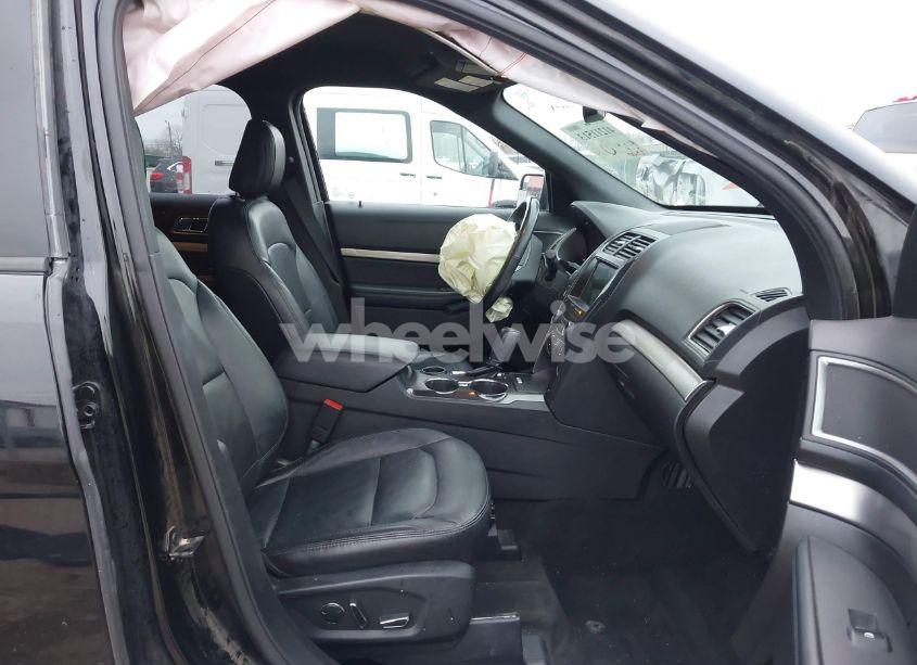 Photo 5 of 2018 Ford Explorer XLT (VIN 1FM5K7D8XJGA19202)