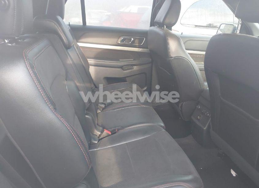 Photo 8 of 2018 Ford Explorer XLT (VIN 1FM5K7D8XJGA24951)