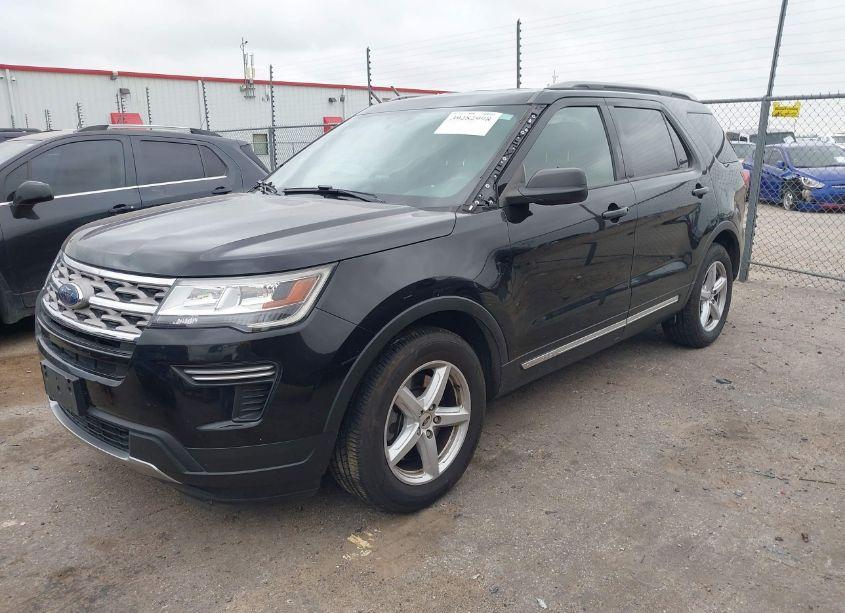 Photo 2 of 2018 Ford Explorer XLT (VIN 1FM5K7D8XJGA30927)