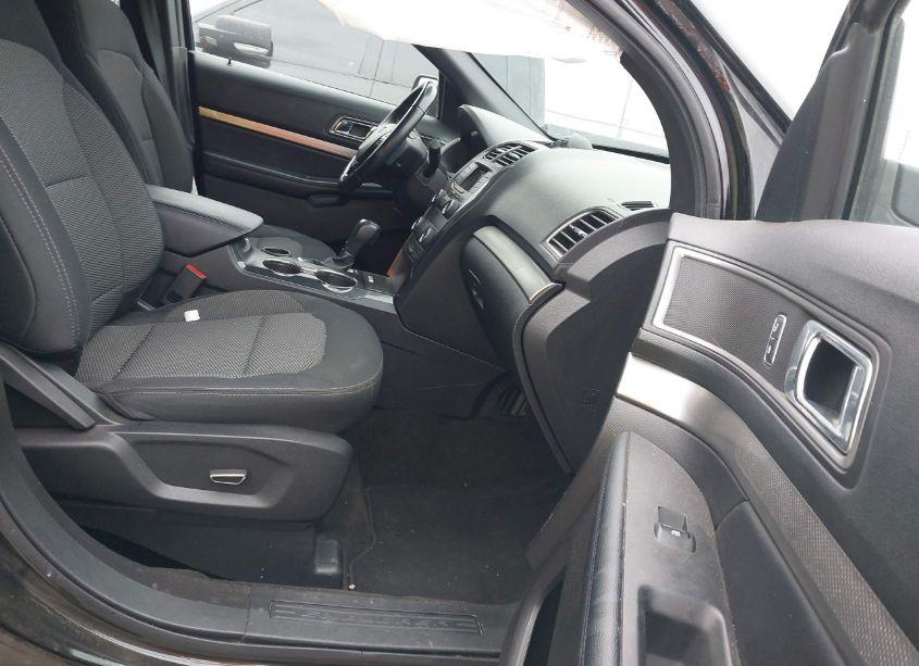Photo 5 of 2018 Ford Explorer XLT (VIN 1FM5K7D8XJGA30927)
