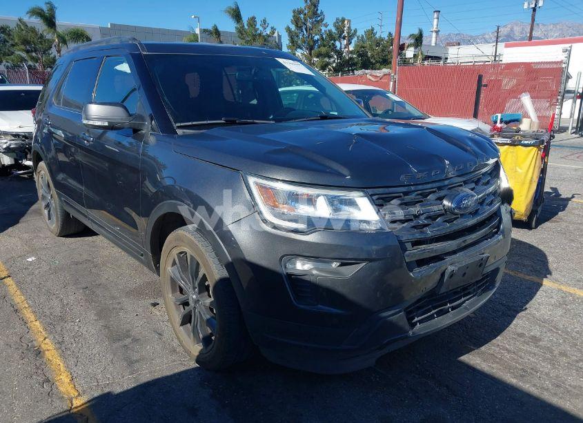 2018 Ford Explorer XLT (VIN 1FM5K7D8XJGB31661) main photo