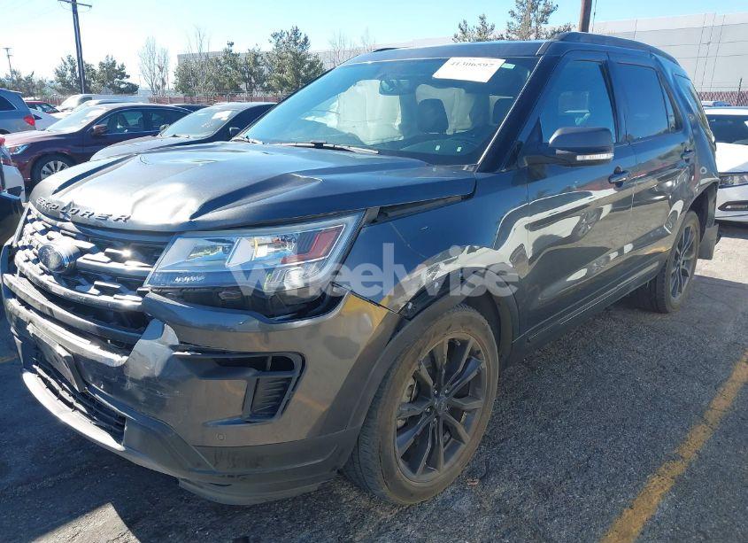 Photo 2 of 2018 Ford Explorer XLT (VIN 1FM5K7D8XJGB31661)