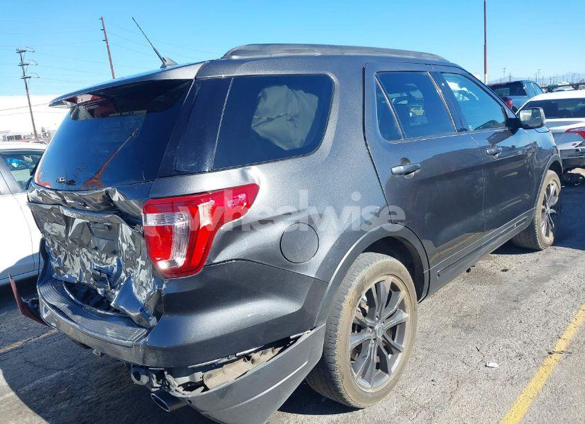 Photo 4 of 2018 Ford Explorer XLT (VIN 1FM5K7D8XJGB31661)