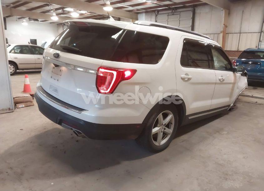 Photo 4 of 2018 Ford Explorer XLT (VIN 1FM5K7D8XJGC39083)