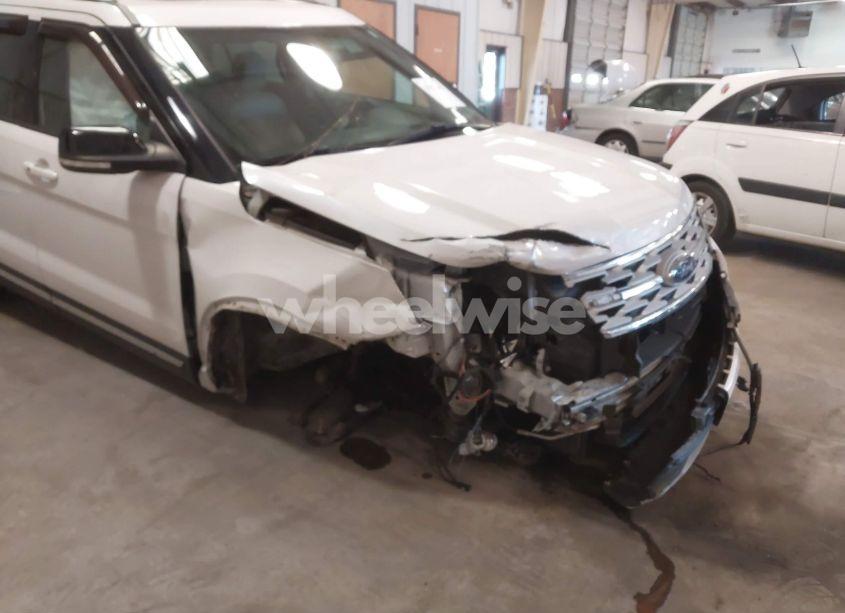 Photo 6 of 2018 Ford Explorer XLT (VIN 1FM5K7D8XJGC39083)