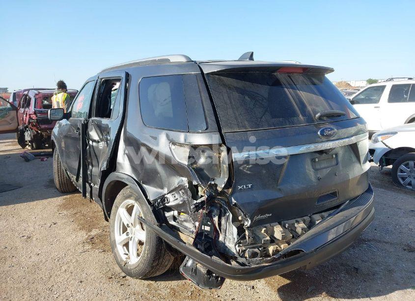 Photo 3 of 2019 Ford Explorer XLT (VIN 1FM5K7D8XKGA27723)