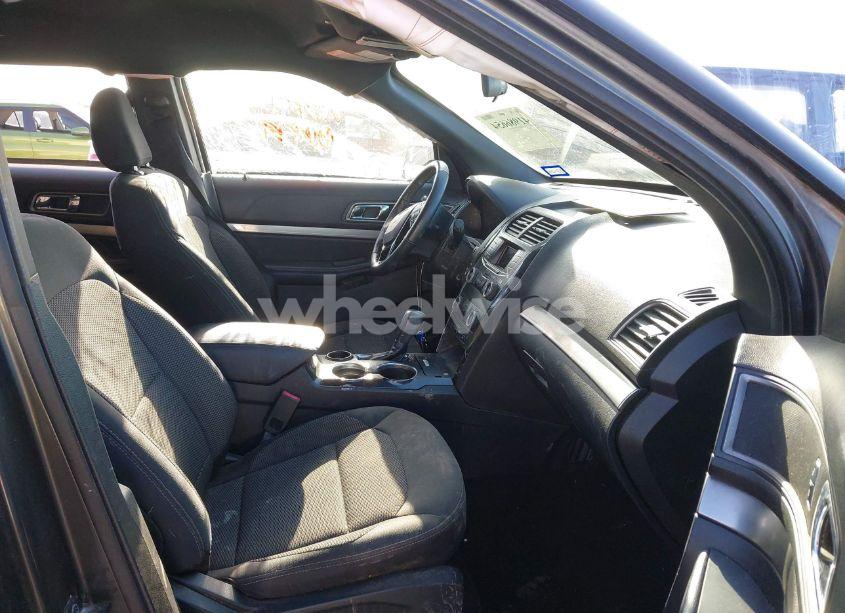 Photo 5 of 2019 Ford Explorer XLT (VIN 1FM5K7D8XKGA27723)