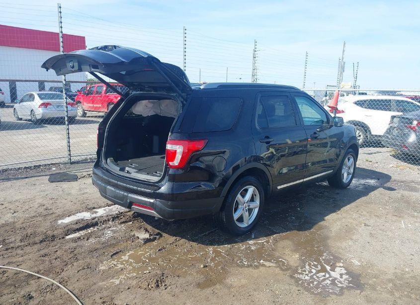 Photo 4 of 2019 Ford Explorer XLT (VIN 1FM5K7D8XKGA36955)