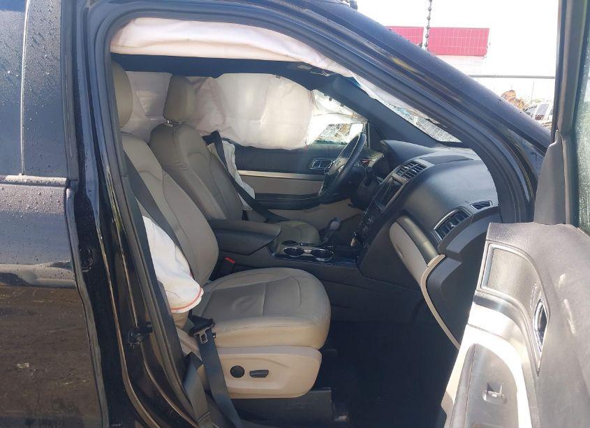 Photo 5 of 2019 Ford Explorer XLT (VIN 1FM5K7D8XKGA36955)