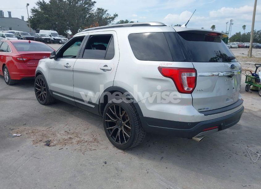 Photo 3 of 2019 Ford Explorer XLT (VIN 1FM5K7D8XKGA46028)
