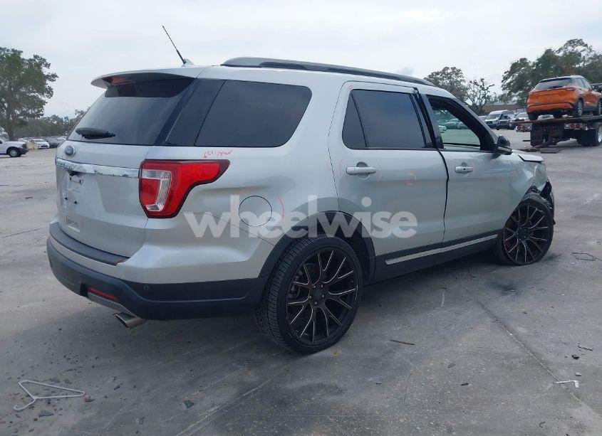 Photo 4 of 2019 Ford Explorer XLT (VIN 1FM5K7D8XKGA46028)