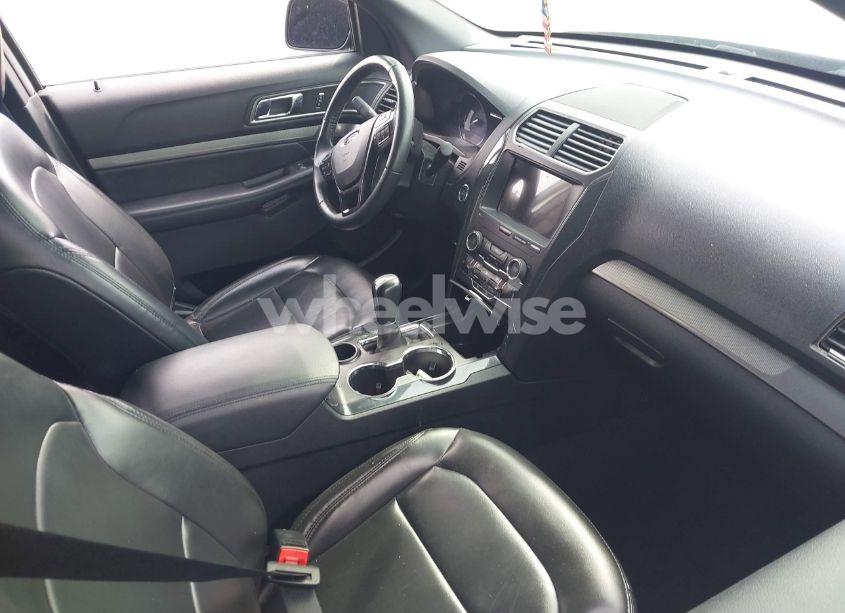 Photo 5 of 2019 Ford Explorer XLT (VIN 1FM5K7D8XKGA46028)