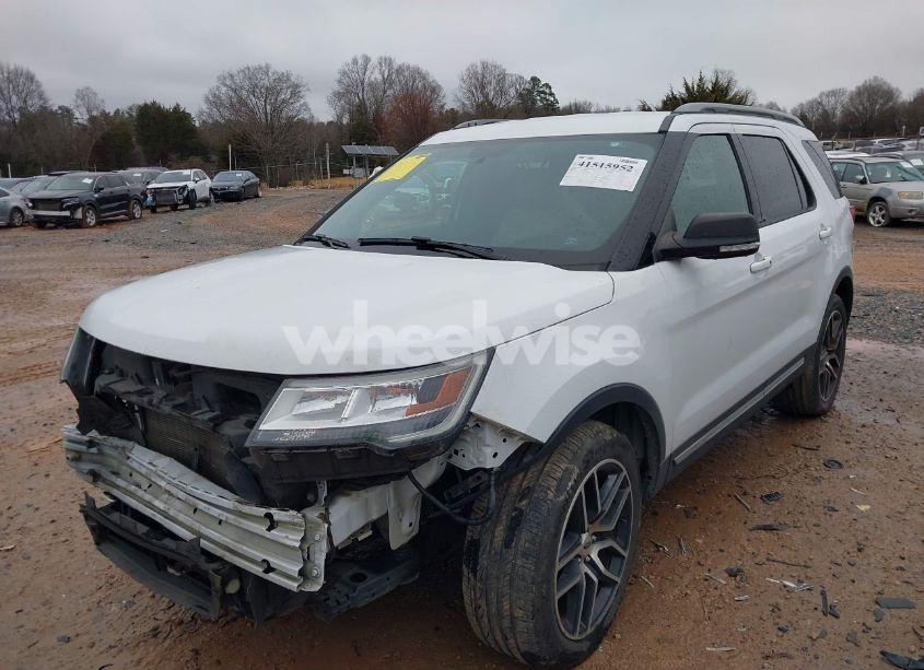 Photo 2 of 2019 Ford Explorer XLT (VIN 1FM5K7D8XKGA94936)