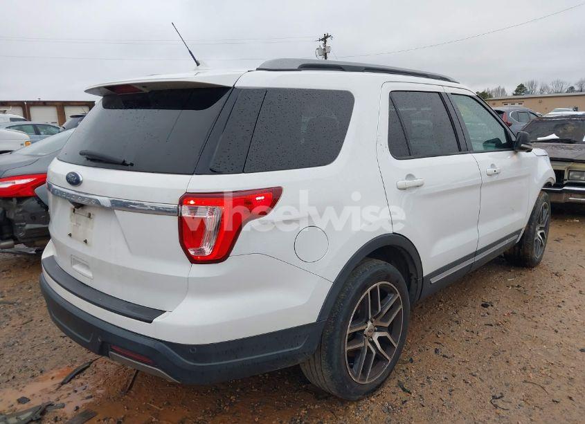 Photo 4 of 2019 Ford Explorer XLT (VIN 1FM5K7D8XKGA94936)