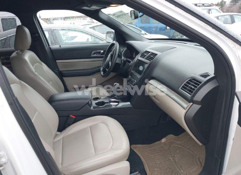 Photo 5 of 2019 Ford Explorer XLT (VIN 1FM5K7D8XKGA94936)