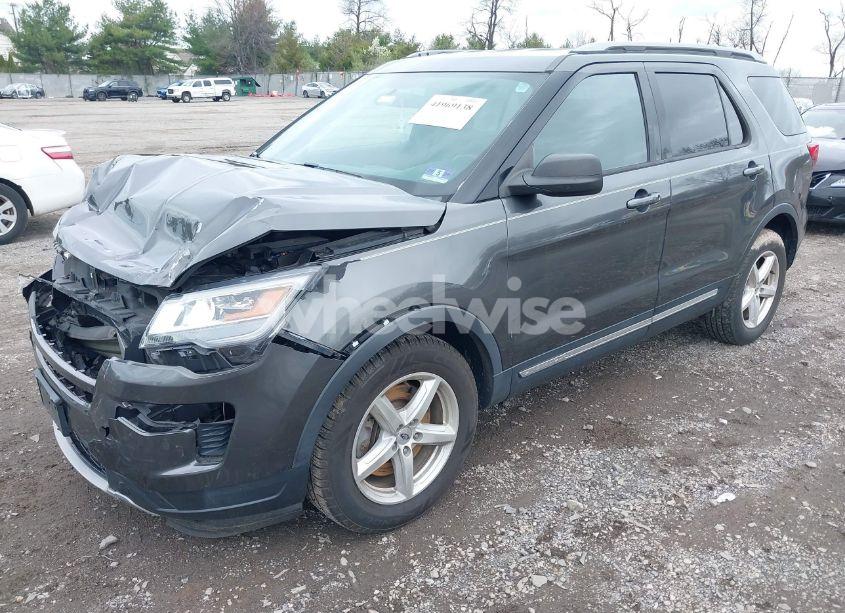 Photo 2 of 2019 Ford Explorer XLT (VIN 1FM5K7DH7KGA18445)