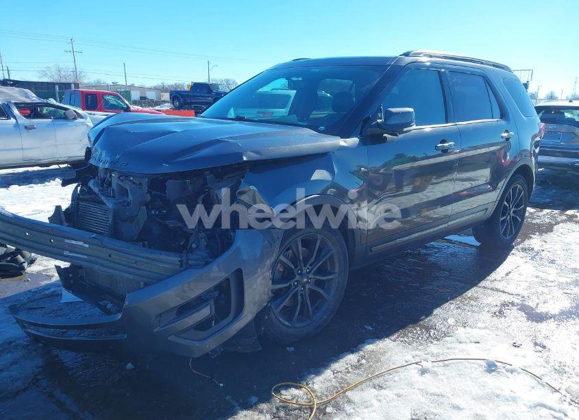 Photo 2 of 2017 Ford Explorer XLT (VIN 1FM5K7DH8HGD54498)