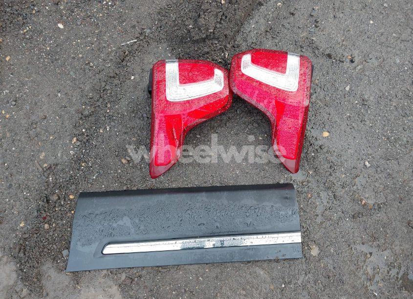 Photo 12 of 2018 Ford Explorer XLT (VIN 1FM5K7DH8JGC64628)