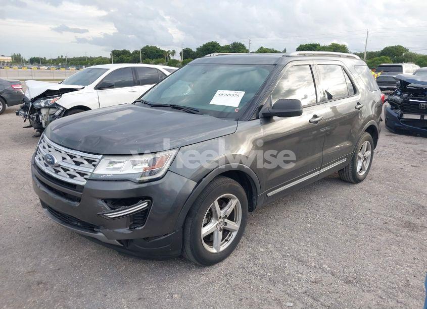 Photo 2 of 2019 Ford Explorer XLT (VIN 1FM5K7DH9KGB51739)