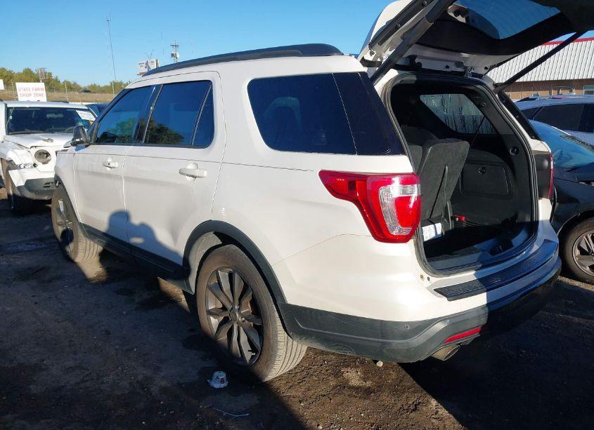 Photo 3 of 2018 Ford Explorer XLT (VIN 1FM5K7DHXJGA91453)
