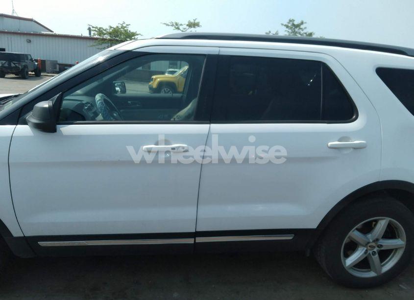 Photo 14 of 2018 Ford Explorer XLT (VIN 1FM5K7DHXJGC42453)