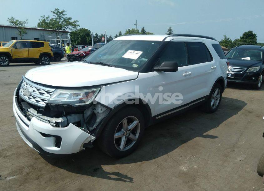 Photo 2 of 2018 Ford Explorer XLT (VIN 1FM5K7DHXJGC42453)