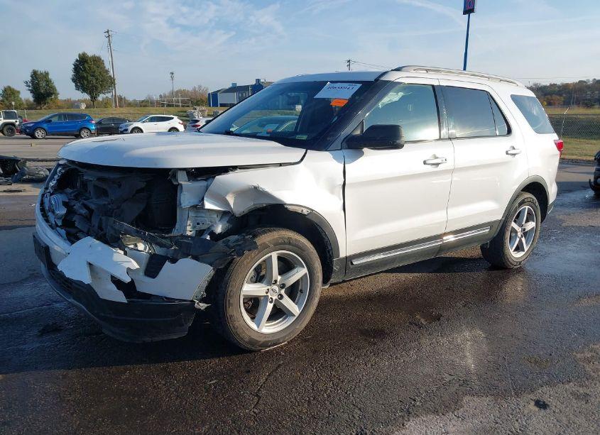Photo 2 of 2019 Ford Explorer XLT (VIN 1FM5K7DHXKGA06919)