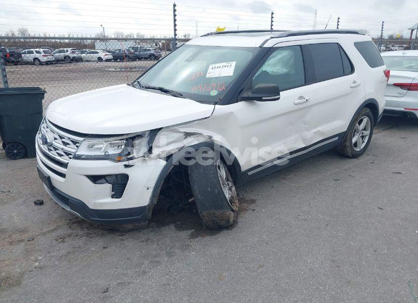 Photo 2 of 2019 Ford Explorer XLT (VIN 1FM5K7DHXKGB34352)