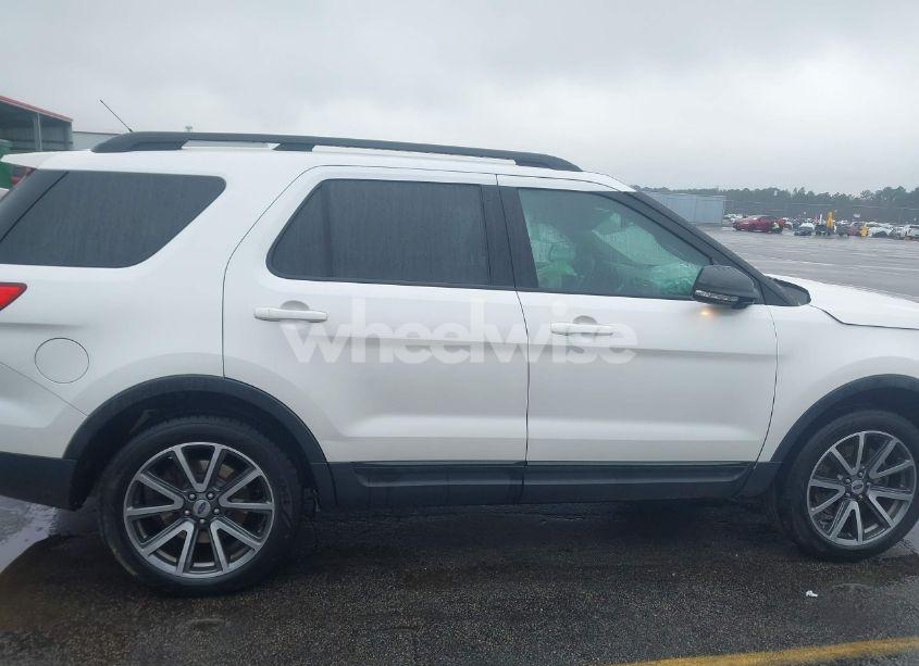 Photo 13 of 2015 Ford Explorer XLT (VIN 1FM5K8D81FGA38475)