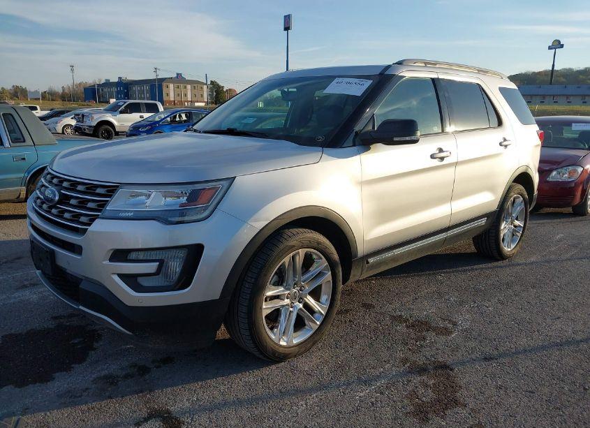 Photo 2 of 2017 Ford Explorer XLT (VIN 1FM5K8D81HGB27630)